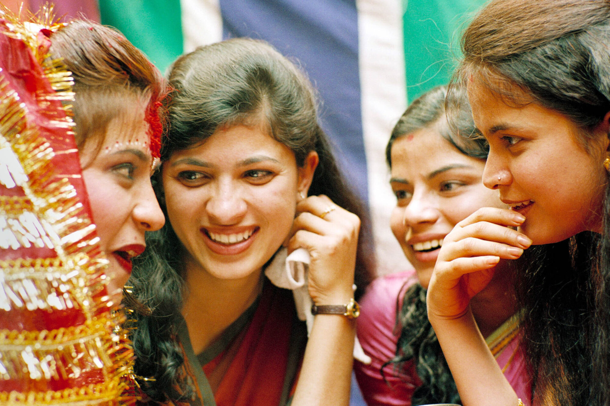 KATHMANDU 7. APRIL 2000 - Die Braut Bindu (L) in Nepals Hauptstadt Kathmandu spricht in der Mittagspause waehrend einer traditionellen Hochzeit zu ihren Freundinnen. 

Photo by Daniel Ammann