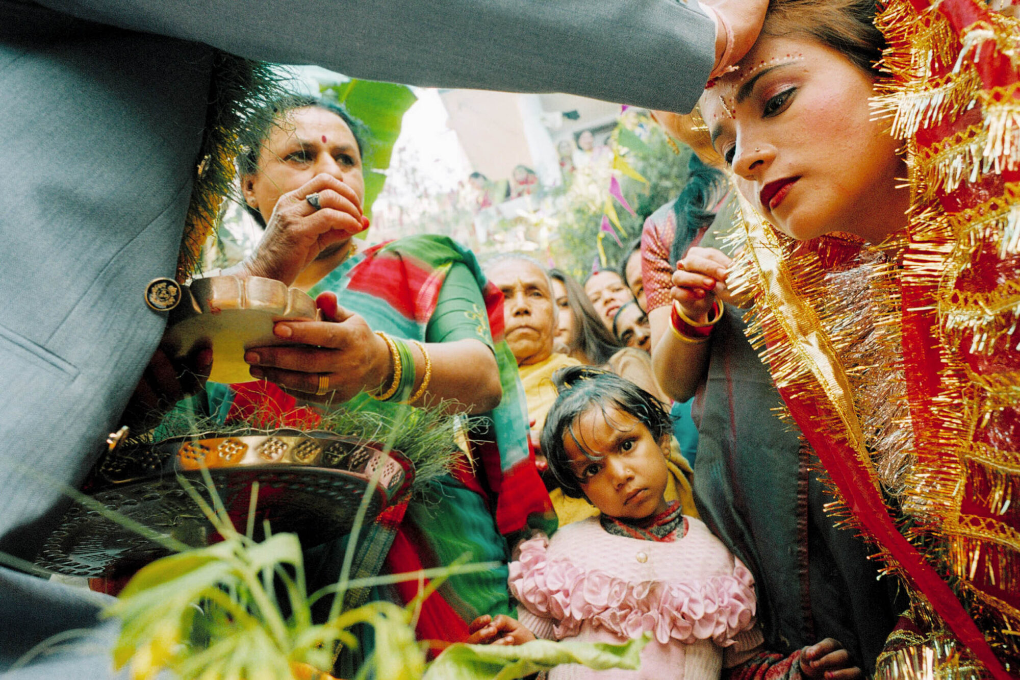 KATHMANDU 7. APRIL 2000 - Der Braeutigam (L) drueckt der Braut (R) in Nepals Hauptstadt Kathmandu ein rotes Tikla auf die Stirn.

Photo by Daniel Ammann