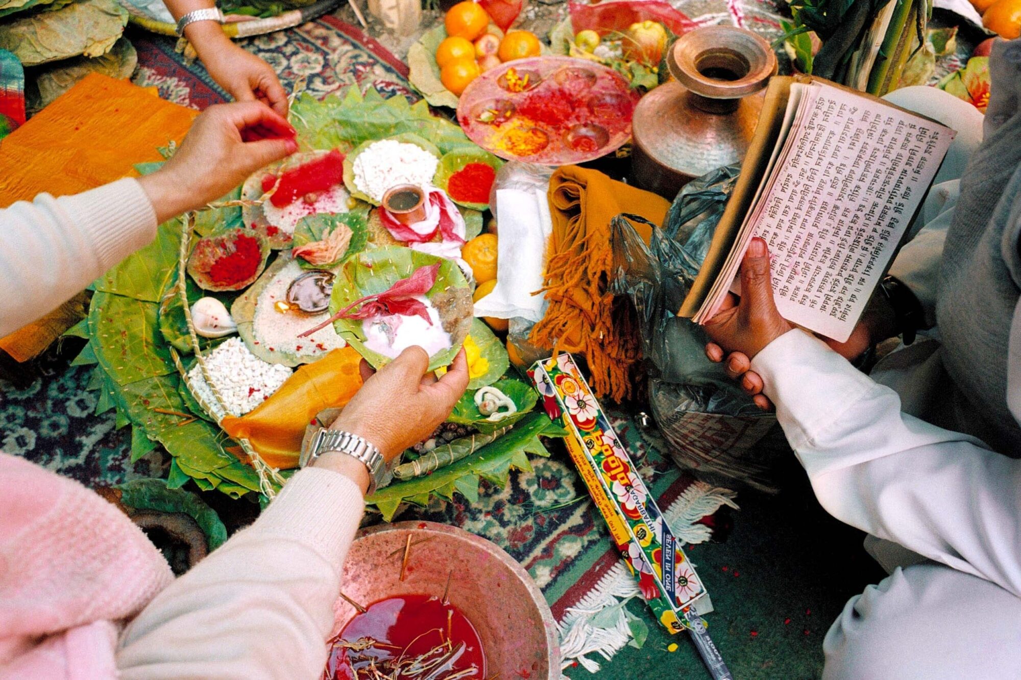 KATHMANDU 7. APRIL 2000 - Das Bild zeigt Opfergaben fuer die Goetter in Nepals Hauptstadt Kathmandu waehrend einer Hochzeit, damit sie dem Brautpaar wohlgesinnt sind.

Photo by Daniel Ammann