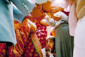 KATHMANDU 7. APRIL 2000 - Ein Kind schaut in Nepals Hauptstadt Kathmandu verwundert der Zereminie einer Traditionellen Hochzeit zu.

Photo by Daniel Ammann