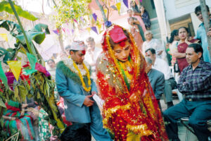 KATHMANDU 7. APRIL 2000 - Der Braeutigam und die Braut in Nepals Hauptstadt Kathmandu laufen an einer traditionellen Hochzeit um den Altar und werden von den Gaesten begafft.

Photo by Daniel Ammann