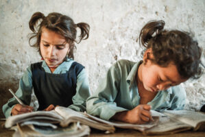STG08: KATHMANDU, 16JUN00 - Zwei Schuelerinner in einer Schule schreiben die vom Lehrer gestellte Aufgabe in ihre Hefte.

da/ Photo by Daniel Ammann