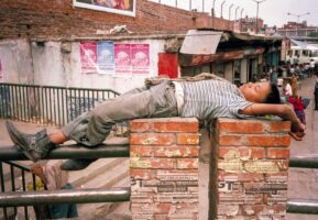 JIRI 19. APRIL 2000 - Ein Knabe ruht sich in Nepals Hauptstadt Kathmadu auf einer Mauer aus. 

Photo by Daniel Ammann