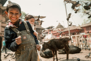 KINDER AM DURBAR SQUARE IN KATHMANDU UMZINGELT VON TAUBEN UND KUEHEN.

da/ Photo by Daniel Ammann
