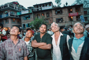 STG10: BAKTAPUR, 16JUN00 - Am Neujahrstag ins Jahr 2057, fand in Baktapur, eine Nachbarstadt von Kathmandu, das Neujahrsfest Fest statt, an dem fuenf Nevari in die Hoehe schauen, wo Kids den fuenfundzwanzig Meter hohen Lingam erklimmen.

da/ Photo by Daniel Ammann