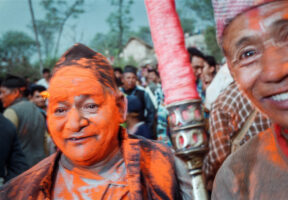 IN THIMI, EINEM KLEINEN DORF IN DER NAEHE KATHMANDUS, FEIER DEI EINHEIMISCHEN EIN FARBENFROHES NEUJAHR.

da/ Photo by Daniel Ammann