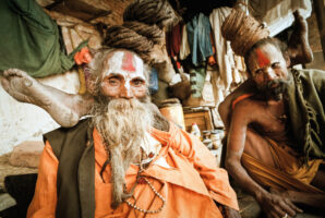 SADHUS IM TEMPEL KATHMANDUS BEI VERRENKUNGEN.

da/ Photo by Daniel Ammann