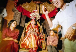 PATAN 5. MAI 2000 - Der Kumari von Patan (M), ene Kindergoettin, wird waehrend eines Volkfestes in Nepals Stadt Patatn Geld gespendet. 

Photo by Daniel Ammann