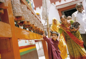 KATHMANDU 21. APRIL 2000 - Eine Hinuistische Inder Familie hindert ihr Kind im Budha Tempel in Nepals Hauptstadt Kathmandu beim Drehen der Gebetsmuehlen..

Photo by Daniel Ammann