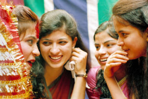 KATHMANDU 7. APRIL 2000 - Die Braut Bindu (L) in Nepals Hauptstadt Kathmandu spricht in der Mittagspause waehrend einer traditionellen Hochzeit zu ihren Freundinnen. 

Photo by Daniel Ammann
