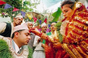 KATHMANDU 7. APRIL 2000 - Die Braut (R) drueckt dem Braeutigam (L) in Nepals Hauptstadt Kathmandu ein rotes Tikla auf die Stirn.

Photo by Daniel Ammann