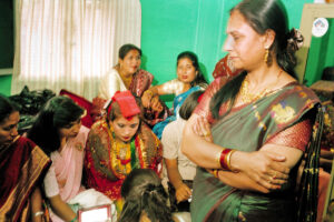 KATHMANDU 7. APRIL 2000 - Im Frauenzimmer in Nepals Hauptstadt Kathmandu wird die Braut von Freundinnen waehrend einer traditionellen Hochzeit geschminkt. 

Photo by Daniel Ammann