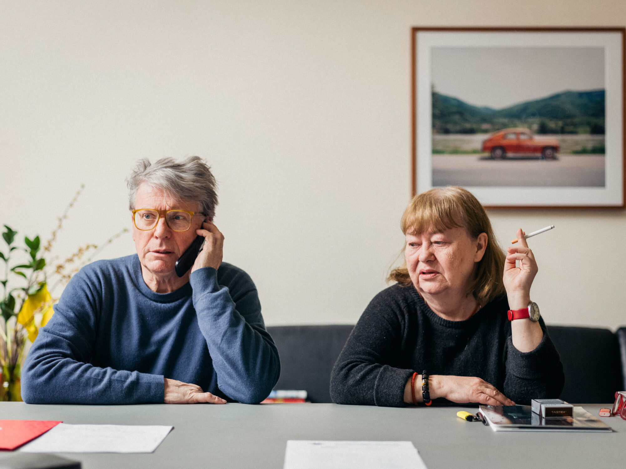 St. Gallen, Schweiz, 4. April 2015 -  Aleksandra und Roman Signer zu Hause am Kuechentisch.