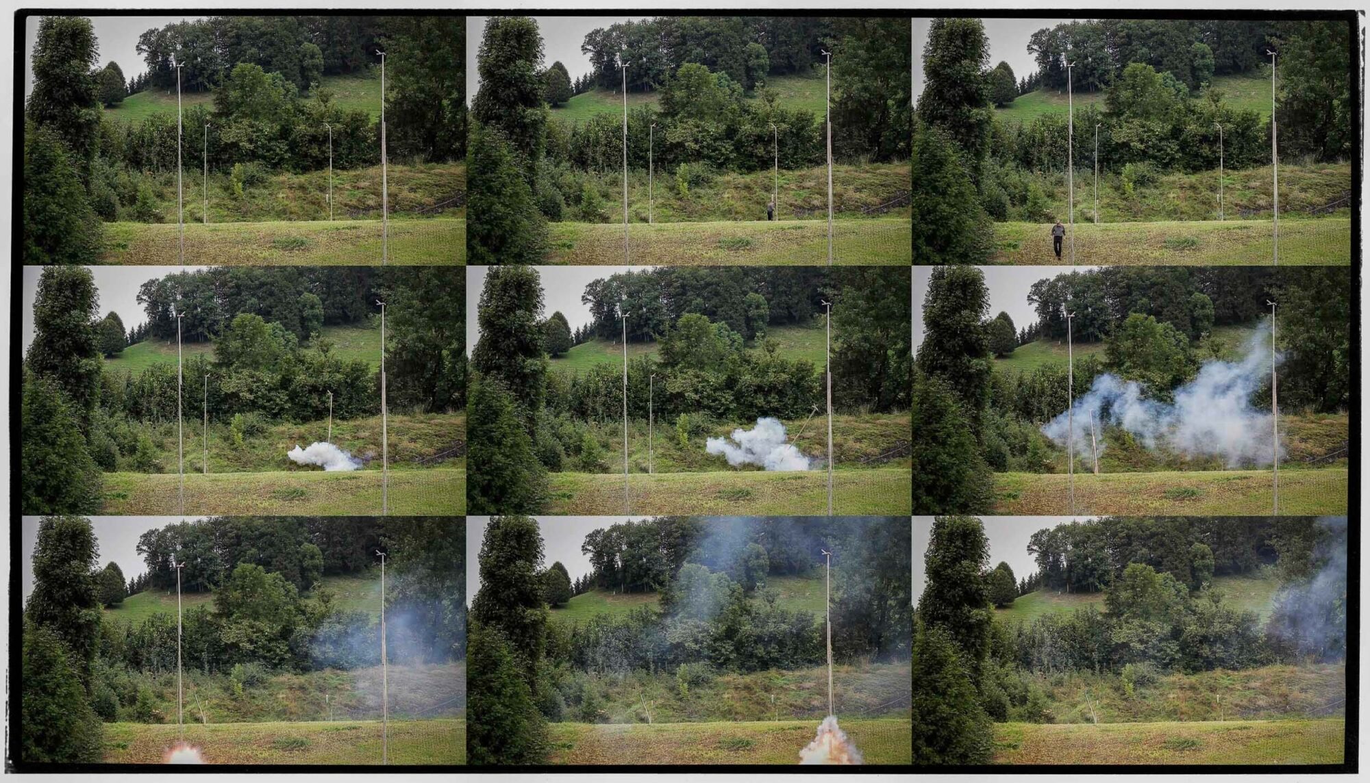 Appenzell, Schweiz, 3. September 2009 - Simon Enzler baut ein Haus und der Kuenstler Roman Signer sprengt die Bauvisiere.