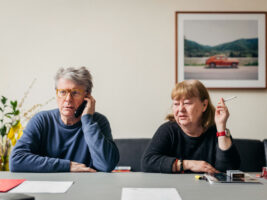 St. Gallen, Schweiz, 4. April 2015 -  Aleksandra und Roman Signer zu Hause am Kuechentisch.