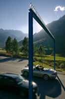 SAMNAUN, SCHWEIZER ENKLAVE, 1. SEPTEMBER 2004 - Das Tor zu zollfrei Ort Samnaun wurde vom Kuenstler Roman Signer Gestaltet. Es zeigt gefuellte Vodka Flaschen auf einer blau gestrichenen Metallkonstruktion-

Photo by Daniel Ammann