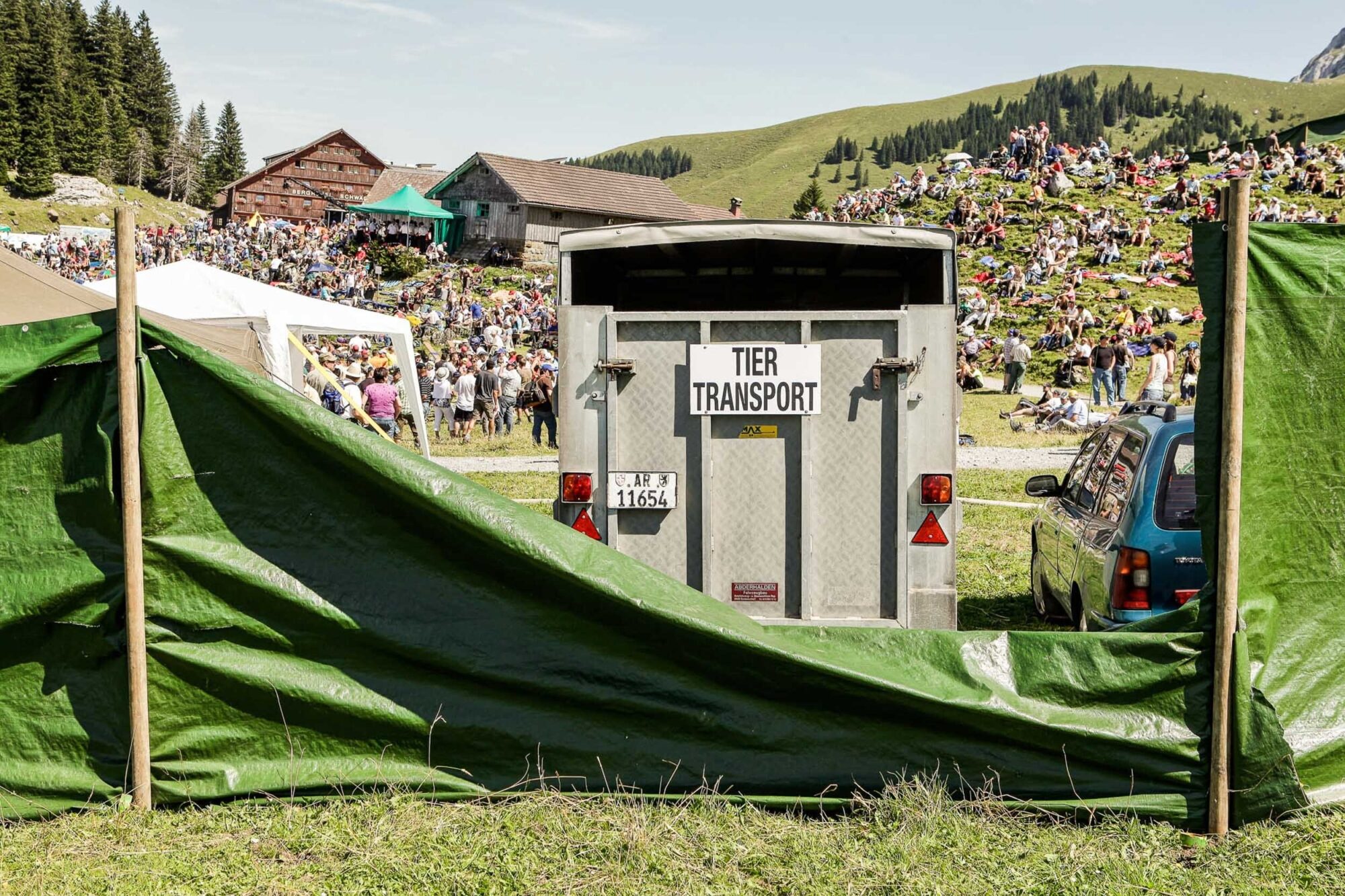 Schwaegalp, Appenzell, St. Gallen, Schweiz, 16. August 2009 - Schwingfest auf der Schwaegalp. Noldi Forrer gewinnt das Fest, Joerg Abderhalden verletzt sich am Knie. Ueber 9000 Zuschauer, Brauchtum, Sport.