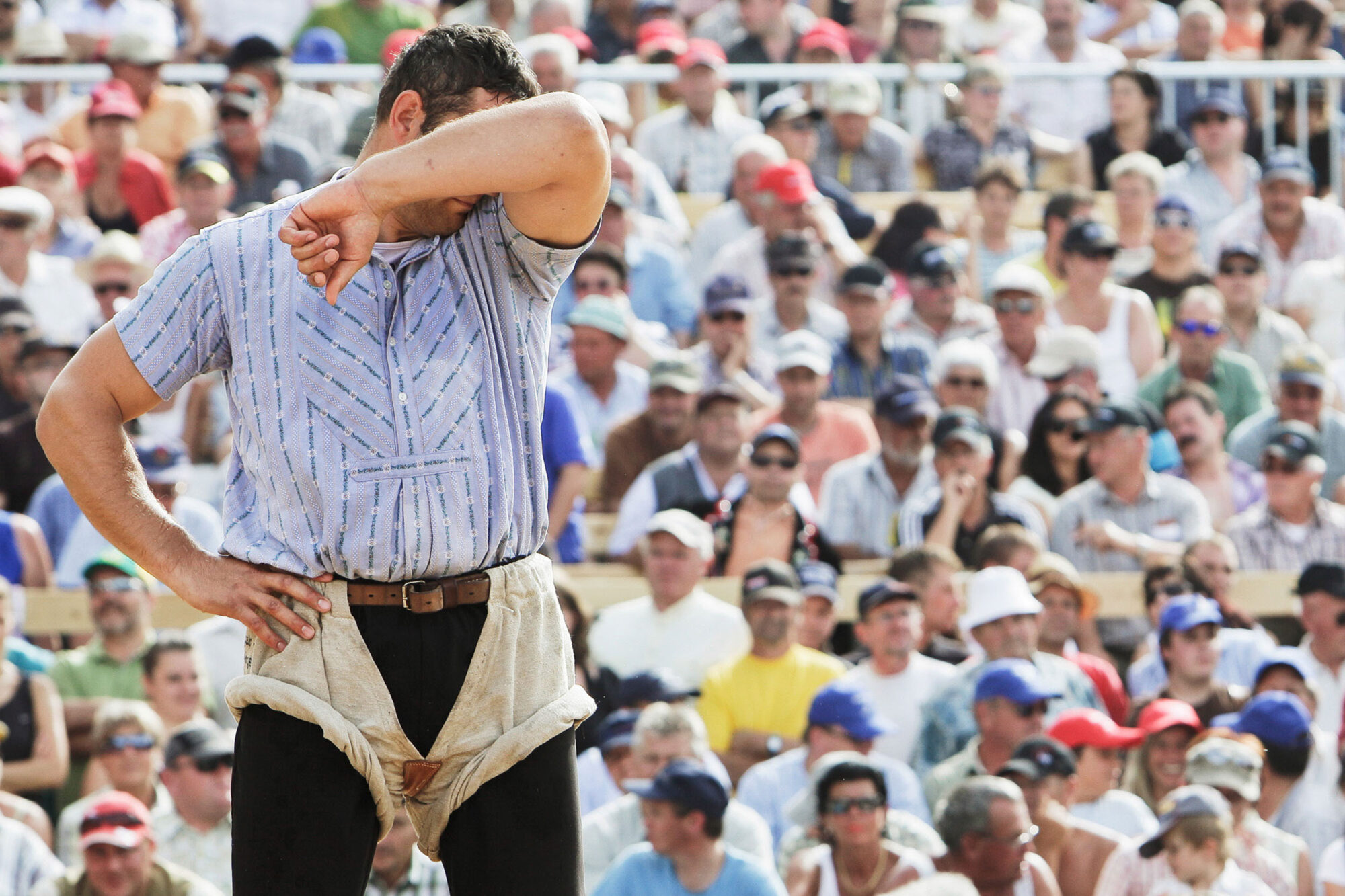 Schwaegalp, Appenzell, St. Gallen, Schweiz, 16. August 2009 - Schwingfest auf der Schwaegalp. Noldi Forrer gewinnt das Fest, Joerg Abderhalden verletzt sich am Knie. Ueber 9000 Zuschauer, Brauchtum, Sport.