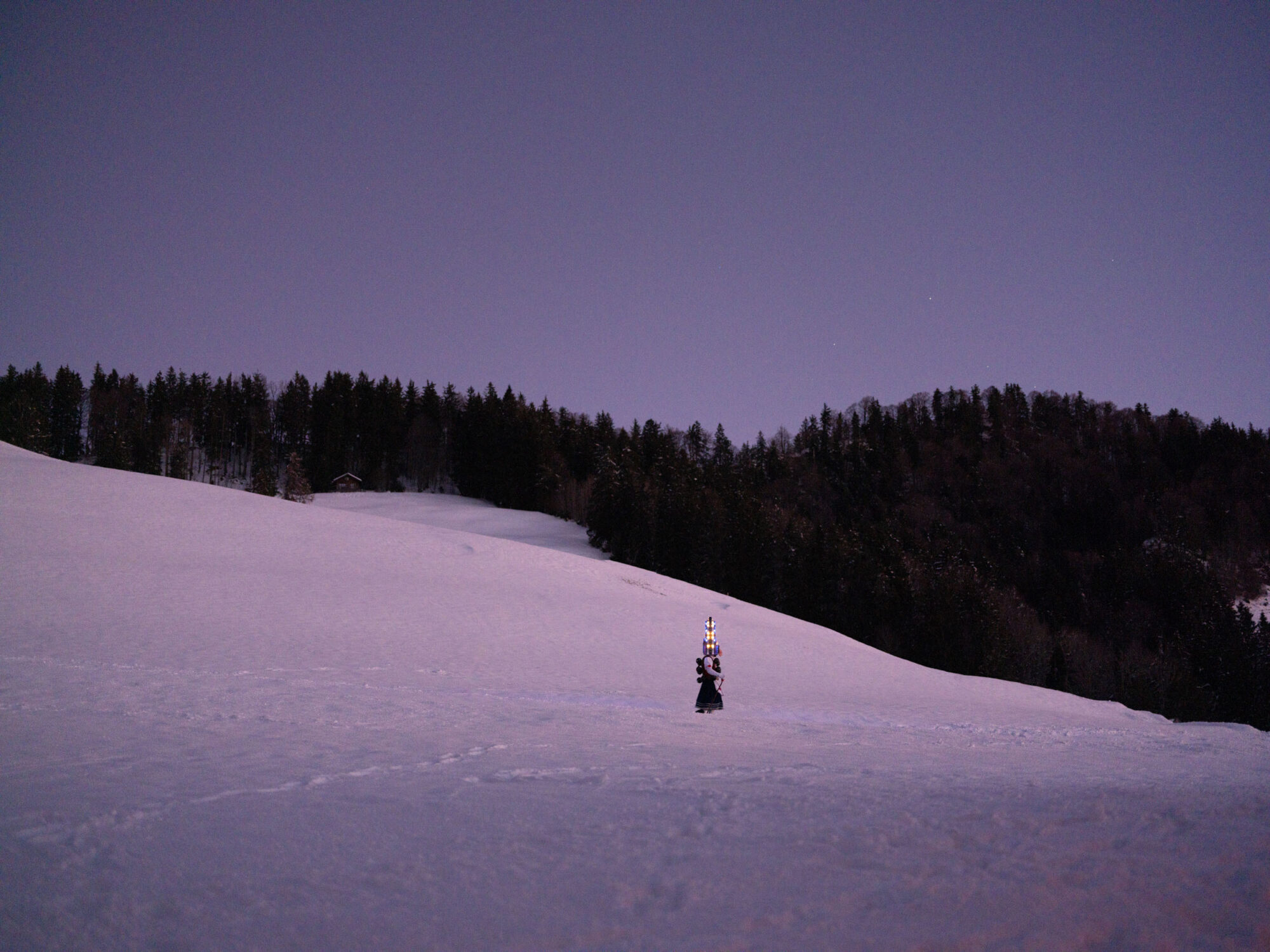 Urnäsch, Hundwil, Appenzell Ausserrhoden, Schweiz, 13 Januar 2024 - Silvesterchlausen, Brauchtum, eine Gruppe verkleideter Männer ziehen singend von Bauernhof zu Hof. Silvester Chlaus.