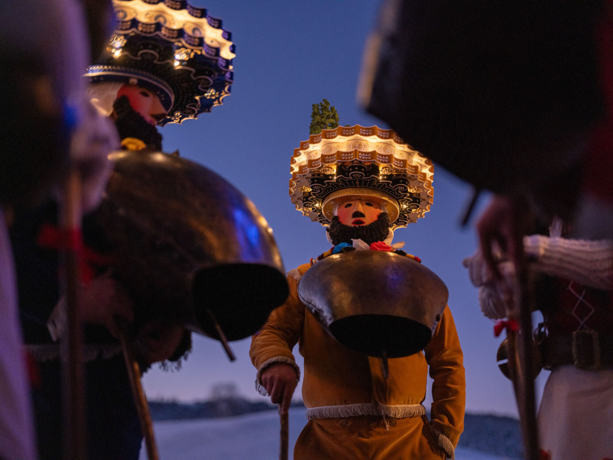 Urnäsch, Hundwil, Appenzell Ausserrhoden, Schweiz, 13 Januar 2024 - Silvesterchlausen, Brauchtum, eine Gruppe verkleideter Männer ziehen singend von Bauernhof zu Hof. Silvester Chlaus.