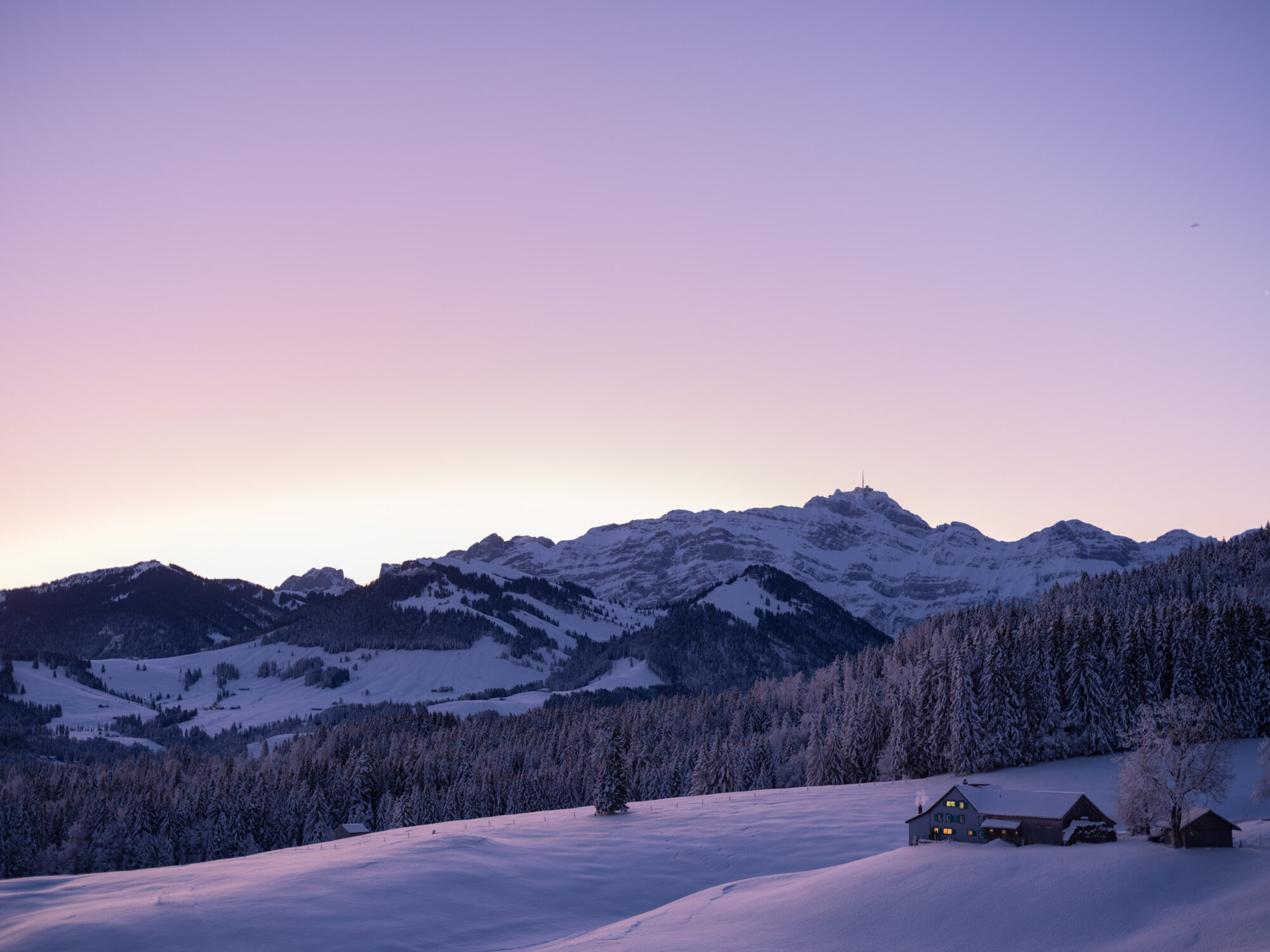 Urnäsch, Hundwil, Appenzell Ausserrhoden, Schweiz, 13 Januar 2024 - Silvesterchlausen, Brauchtum, eine Gruppe verkleideter Männer ziehen singend von Bauernhof zu Hof. Silvester Chlaus.