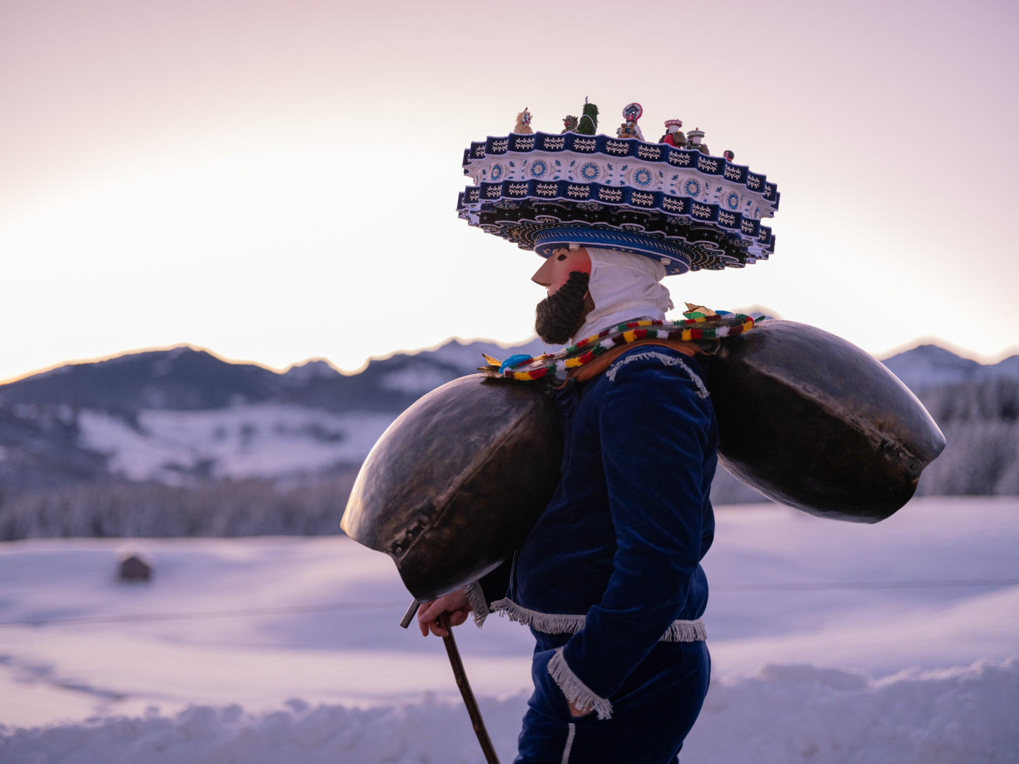 Urnäsch, Hundwil, Appenzell Ausserrhoden, Schweiz, 13 Januar 2024 - Silvesterchlausen, Brauchtum, eine Gruppe verkleideter Männer ziehen singend von Bauernhof zu Hof. Silvester Chlaus.