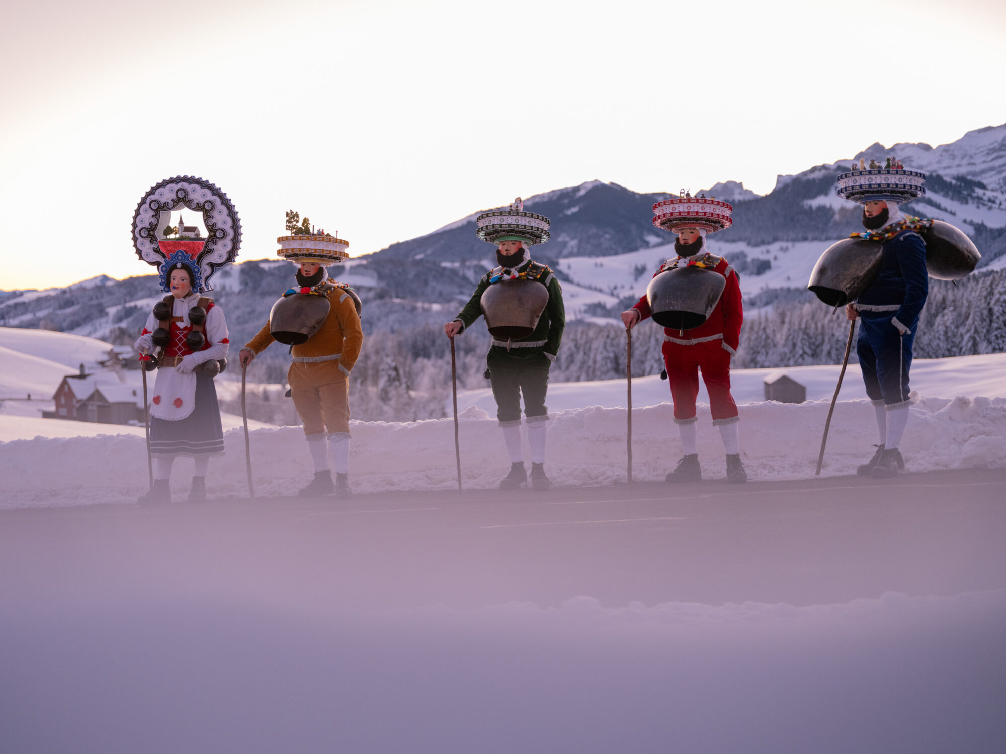 Urnäsch, Hundwil, Appenzell Ausserrhoden, Schweiz, 13 Januar 2024 - Silvesterchlausen, Brauchtum, eine Gruppe verkleideter Männer ziehen singend von Bauernhof zu Hof. Silvester Chlaus.