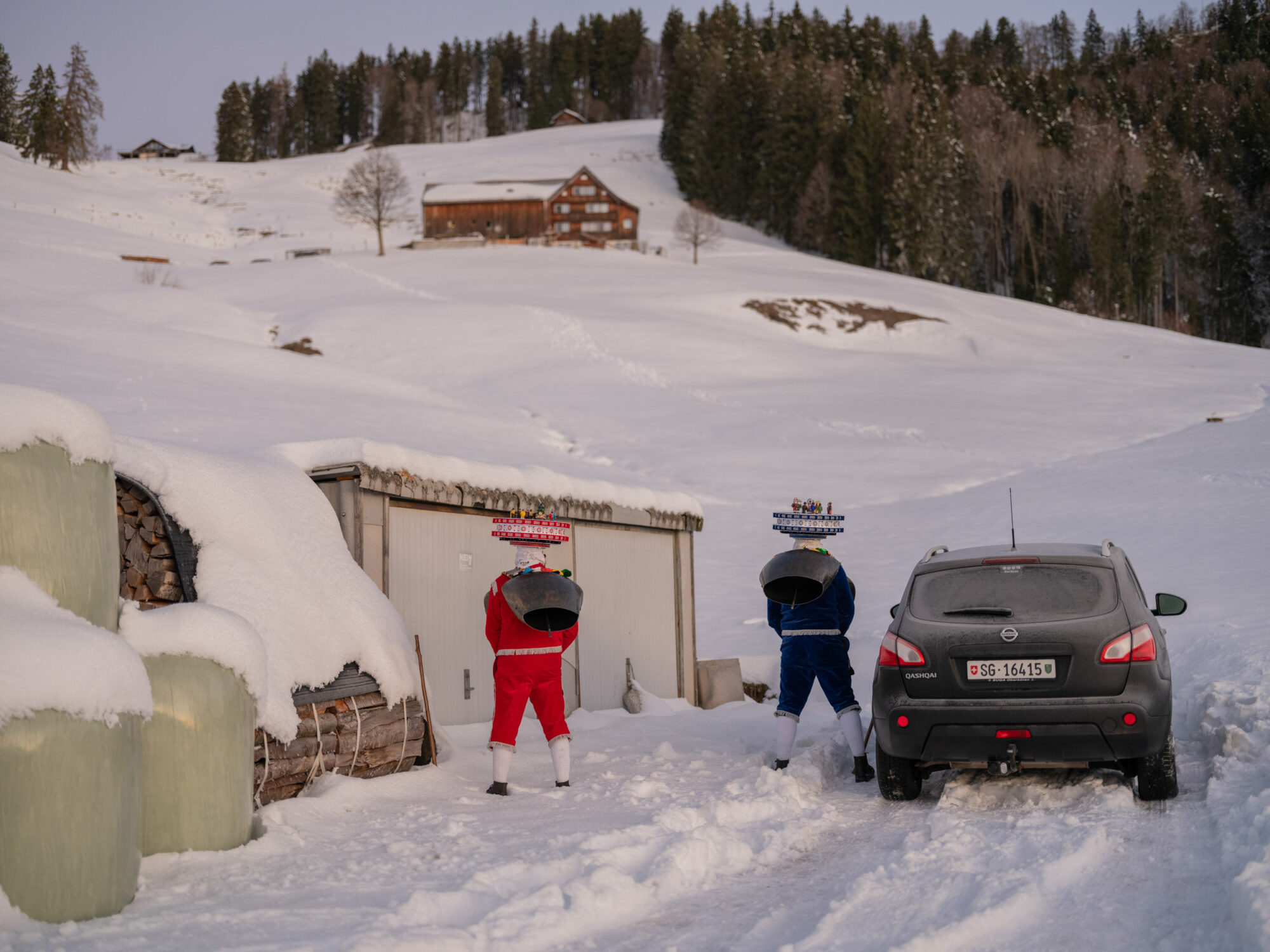 Urnäsch, Hundwil, Appenzell Ausserrhoden, Schweiz, 13 Januar 2024 - Silvesterchlausen, Brauchtum, eine Gruppe verkleideter Männer ziehen singend von Bauernhof zu Hof. Silvester Chlaus.