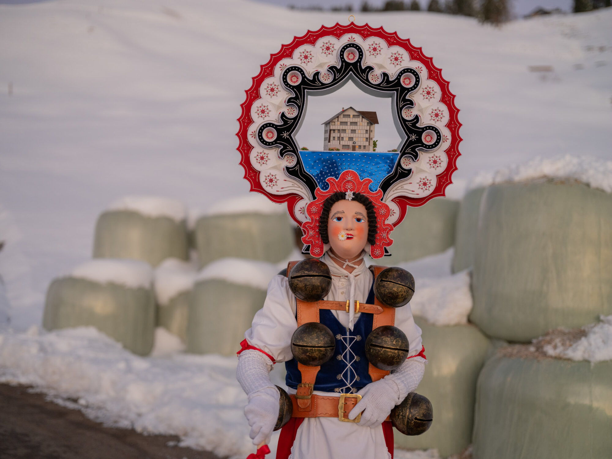Urnäsch, Hundwil, Appenzell Ausserrhoden, Schweiz, 13 Januar 2024 - Silvesterchlausen, Brauchtum, eine Gruppe verkleideter Männer ziehen singend von Bauernhof zu Hof. Silvester Chlaus.