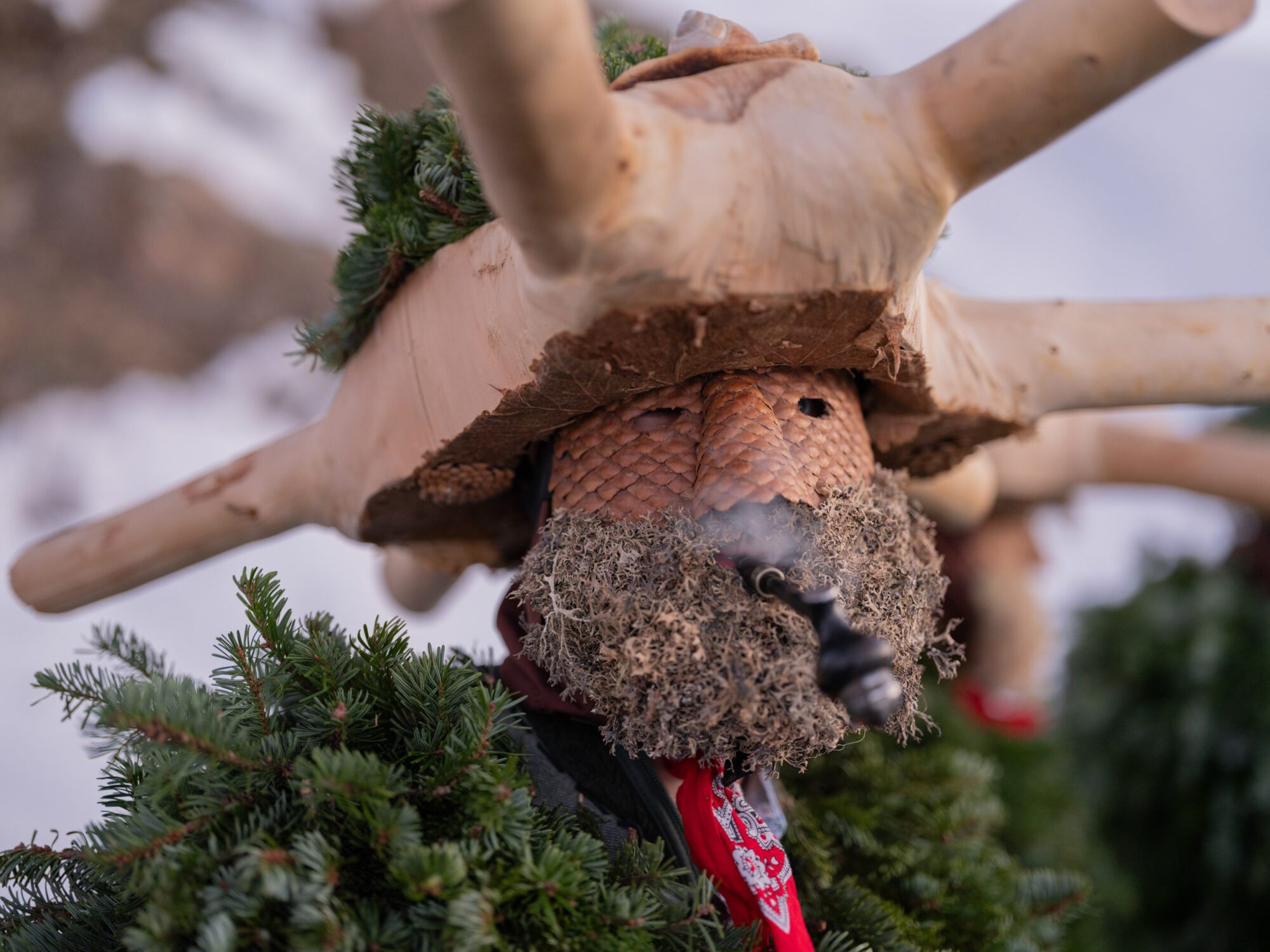 Urnäsch, Hundwil, Appenzell Ausserrhoden, Schweiz, 13 Januar 2024 - Silvesterchlausen, Brauchtum, eine Gruppe verkleideter Männer ziehen singend von Bauernhof zu Hof. Silvester Chlaus.