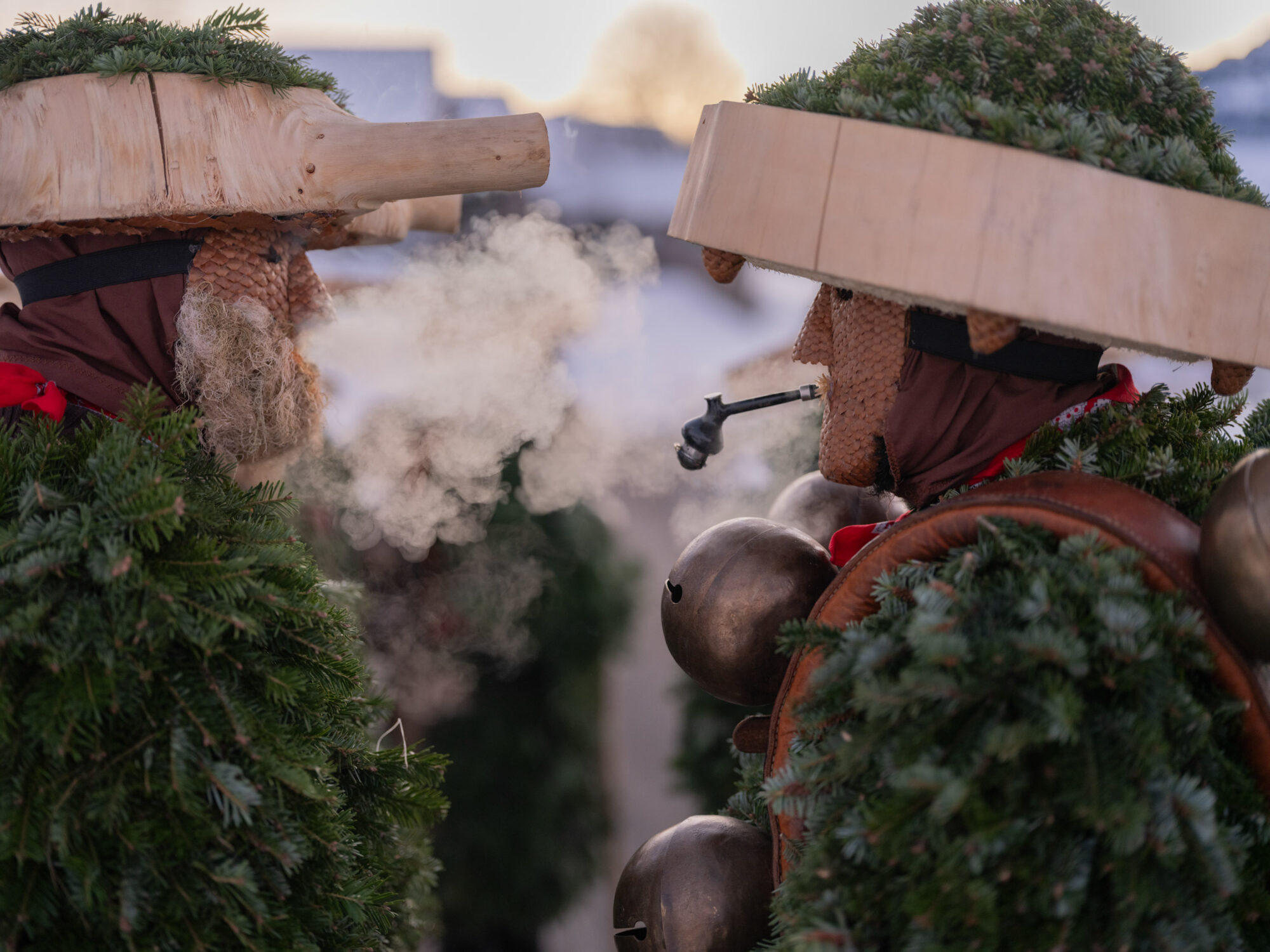 Urnäsch, Hundwil, Appenzell Ausserrhoden, Schweiz, 13 Januar 2024 - Silvesterchlausen, Brauchtum, eine Gruppe verkleideter Männer ziehen singend von Bauernhof zu Hof. Silvester Chlaus.