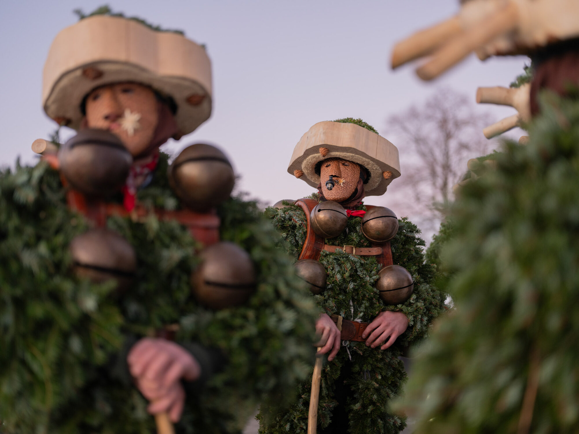 Urnäsch, Hundwil, Appenzell Ausserrhoden, Schweiz, 13 Januar 2024 - Silvesterchlausen, Brauchtum, eine Gruppe verkleideter Männer ziehen singend von Bauernhof zu Hof. Silvester Chlaus.