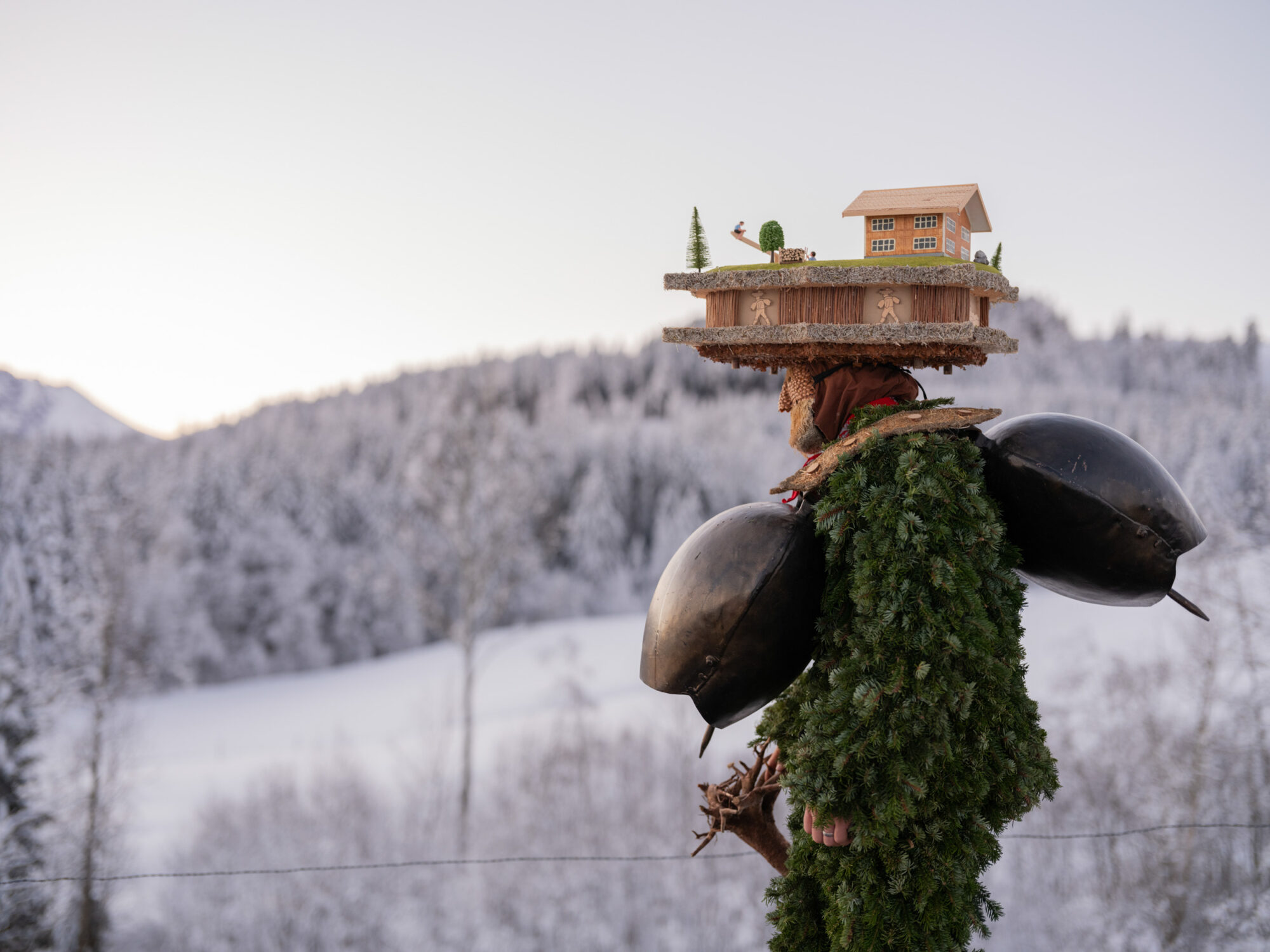 Urnäsch, Hundwil, Appenzell Ausserrhoden, Schweiz, 13 Januar 2024 - Silvesterchlausen, Brauchtum, eine Gruppe verkleideter Männer ziehen singend von Bauernhof zu Hof. Silvester Chlaus.