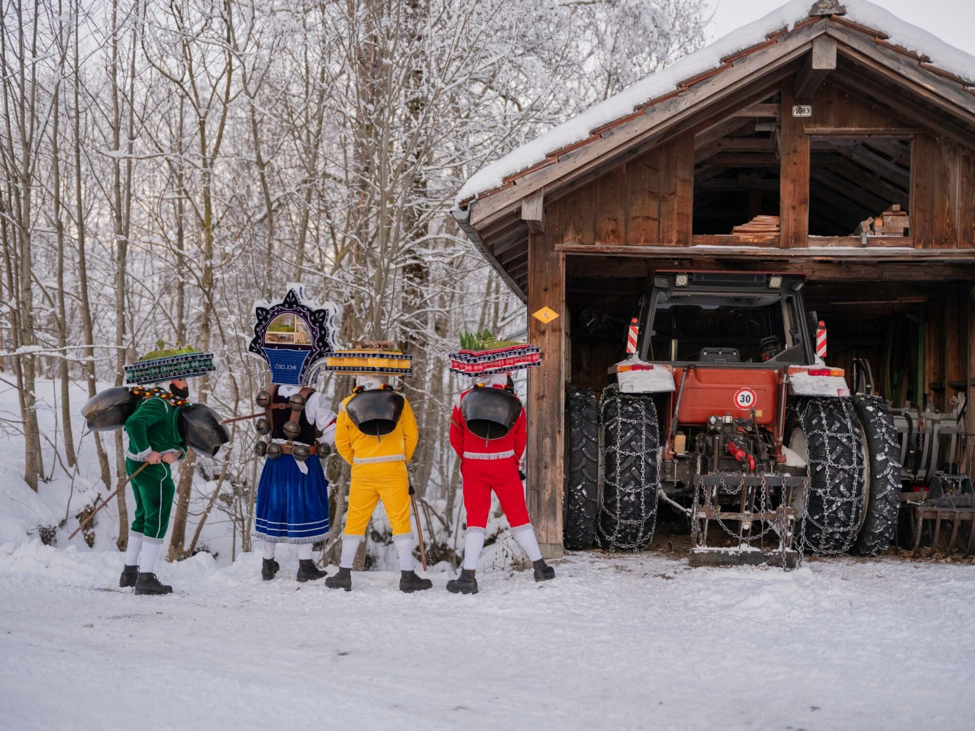 Urnäsch, Hundwil, Appenzell Ausserrhoden, Schweiz, 13 Januar 2024 - Silvesterchlausen, Brauchtum, eine Gruppe verkleideter Männer ziehen singend von Bauernhof zu Hof. Silvester Chlaus.