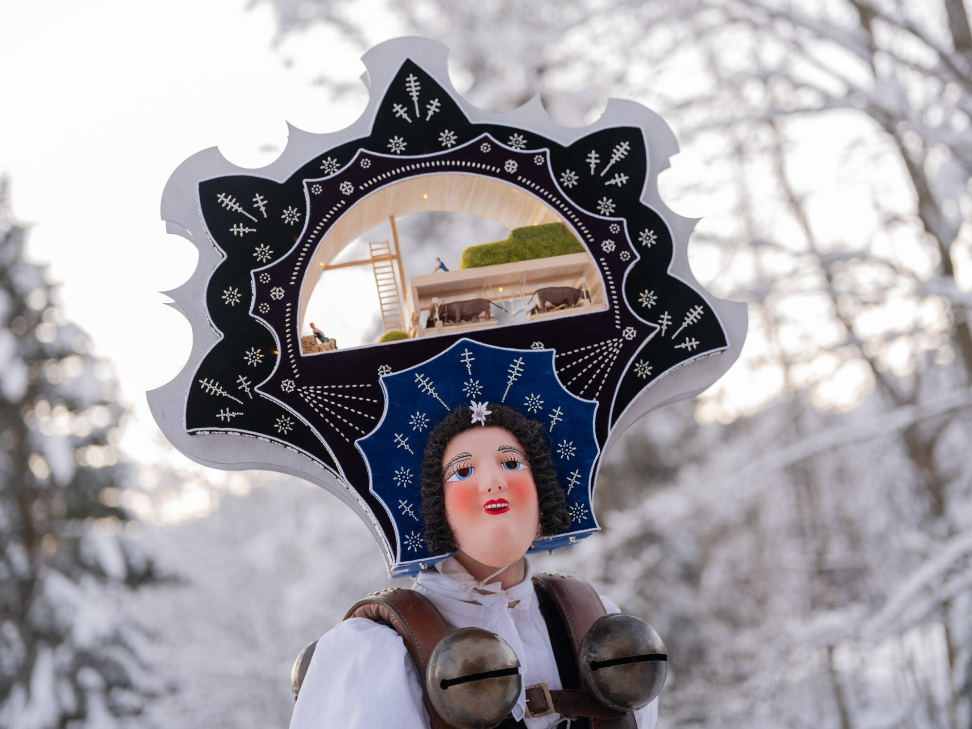 Urnäsch, Hundwil, Appenzell Ausserrhoden, Schweiz, 13 Januar 2024 - Silvesterchlausen, Brauchtum, eine Gruppe verkleideter Männer ziehen singend von Bauernhof zu Hof. Silvester Chlaus.