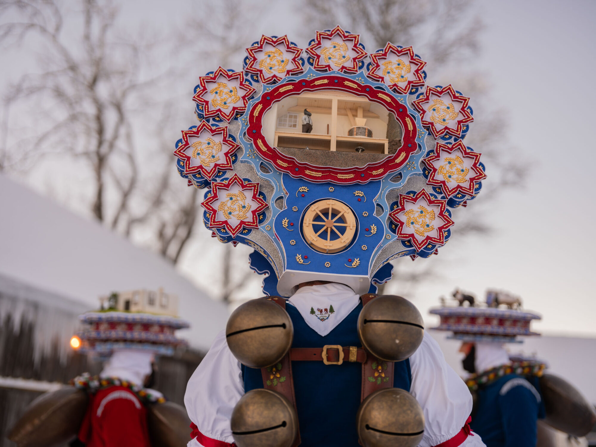 Urnäsch, Hundwil, Appenzell Ausserrhoden, Schweiz, 13 Januar 2024 - Silvesterchlausen, Brauchtum, eine Gruppe verkleideter Männer ziehen singend von Bauernhof zu Hof. Silvester Chlaus.