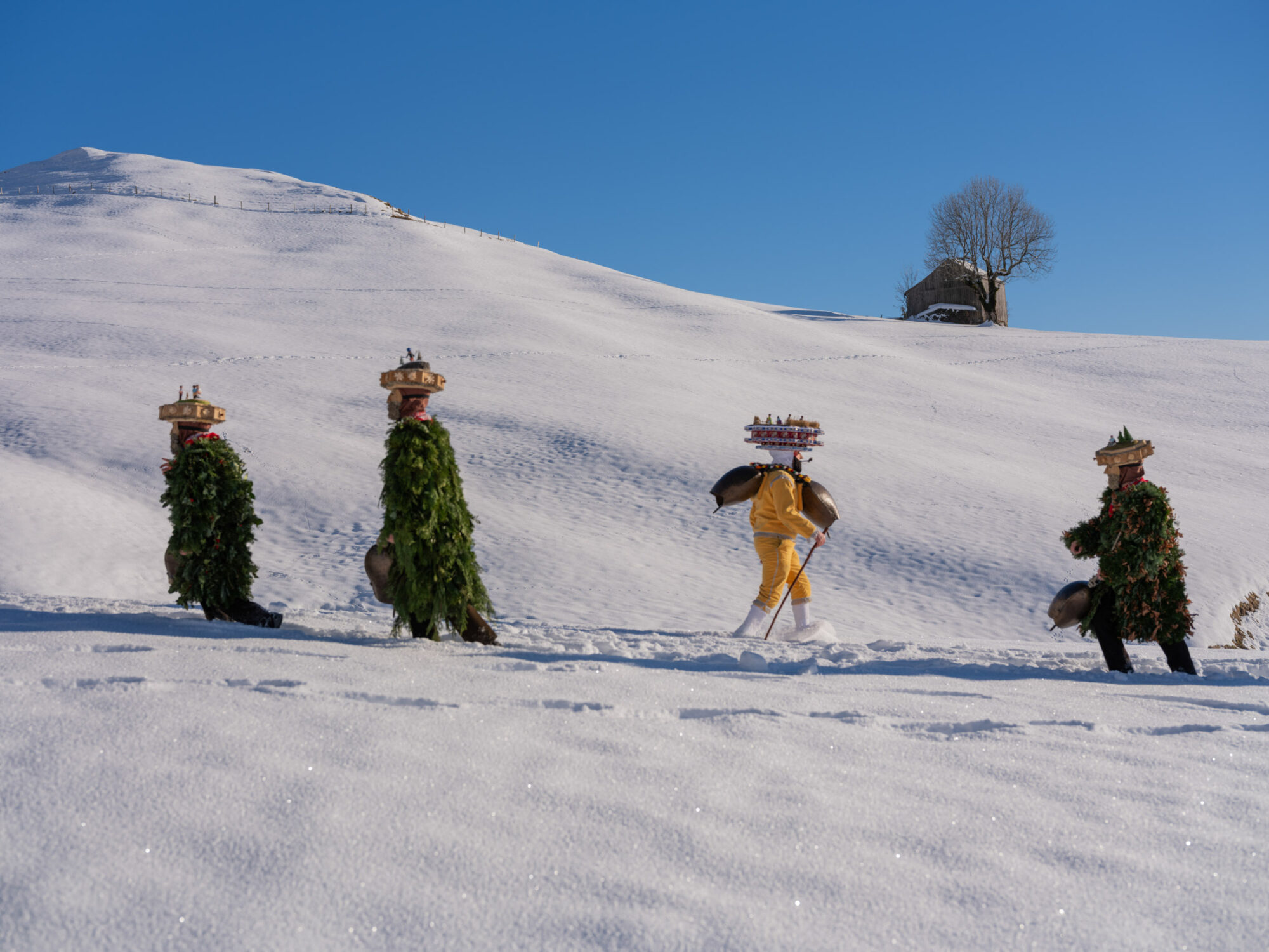 Urnäsch, Hundwil, Appenzell Ausserrhoden, Schweiz, 13 Januar 2024 - Silvesterchlausen, Brauchtum, eine Gruppe verkleideter Männer ziehen singend von Bauernhof zu Hof. Silvester Chlaus.
