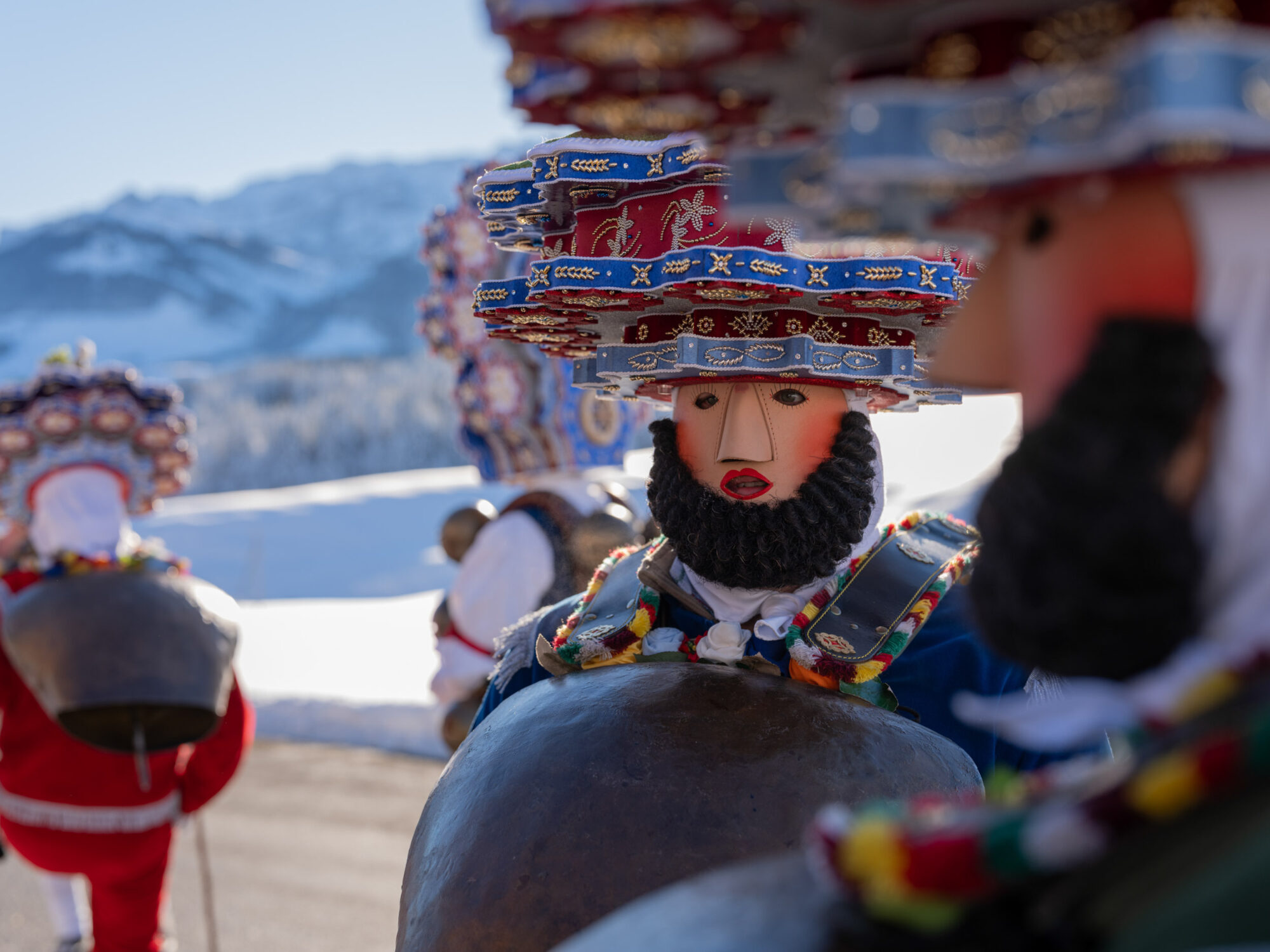 Urnäsch, Hundwil, Appenzell Ausserrhoden, Schweiz, 13 Januar 2024 - Silvesterchlausen, Brauchtum, eine Gruppe verkleideter Männer ziehen singend von Bauernhof zu Hof. Silvester Chlaus.