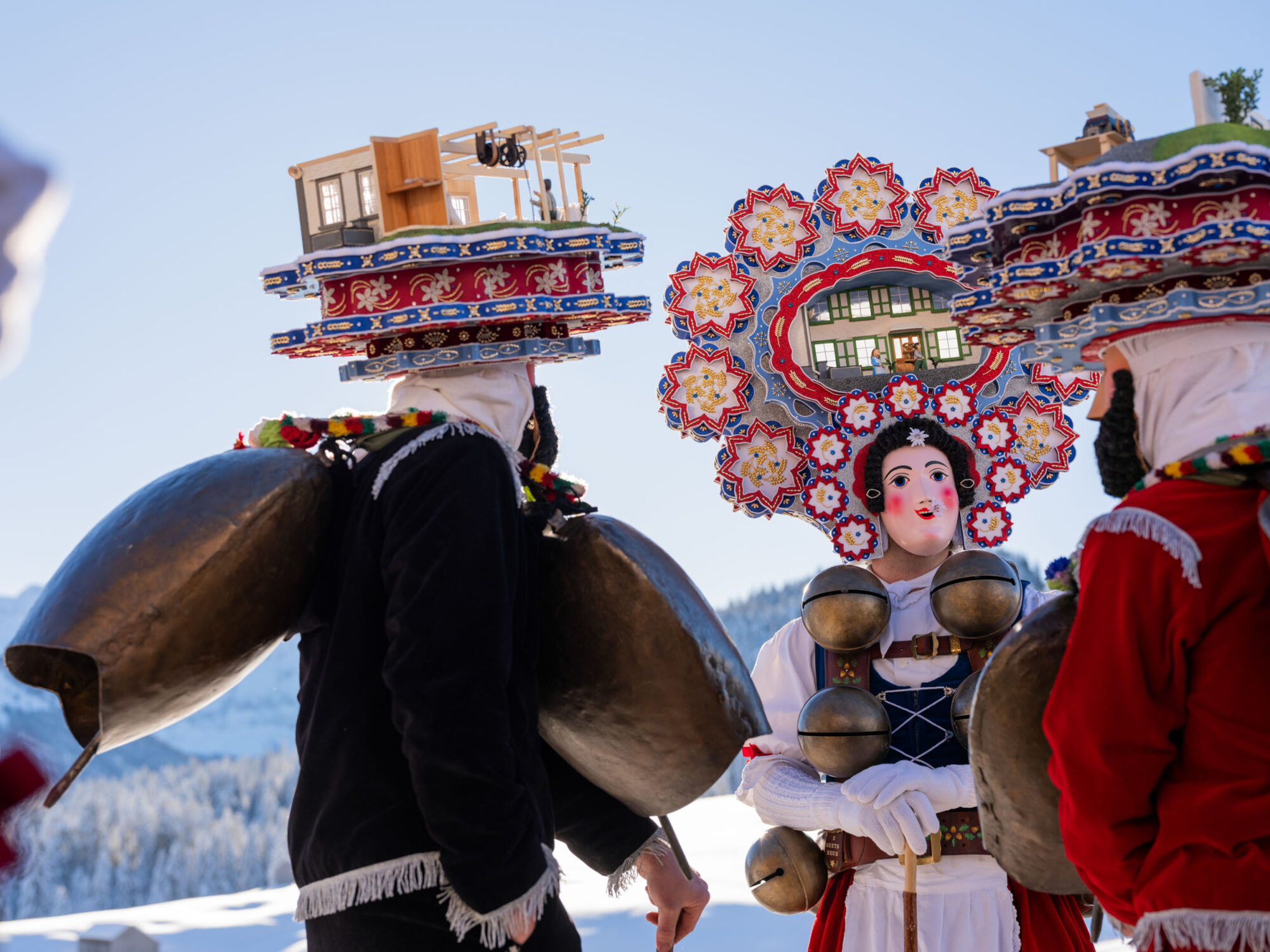 Urnäsch, Hundwil, Appenzell Ausserrhoden, Schweiz, 13 Januar 2024 - Silvesterchlausen, Brauchtum, eine Gruppe verkleideter Männer ziehen singend von Bauernhof zu Hof. Silvester Chlaus.