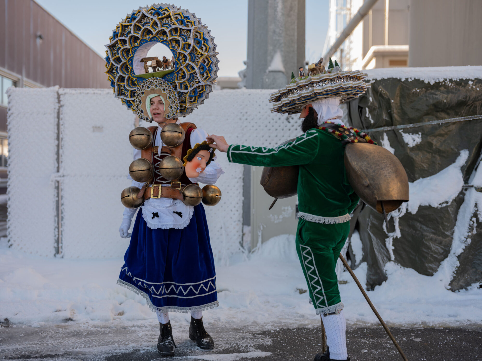 Urnäsch, Hundwil, Appenzell Ausserrhoden, Schweiz, 13 Januar 2024 - Silvesterchlausen, Brauchtum, eine Gruppe verkleideter Männer ziehen singend von Bauernhof zu Hof. Silvester Chlaus.