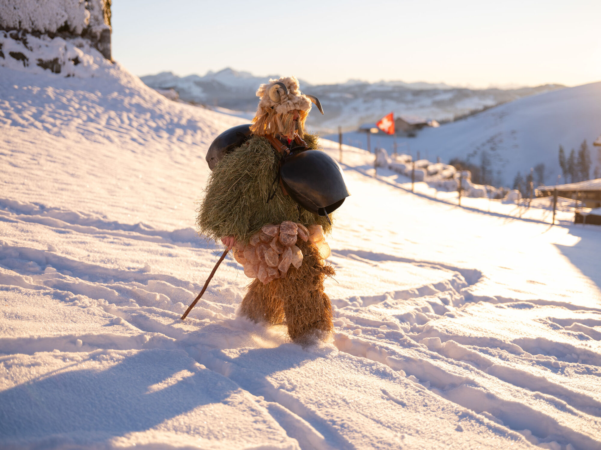 Urnäsch, Hundwil, Appenzell Ausserrhoden, Schweiz, 13 Januar 2024 - Silvesterchlausen, Brauchtum, eine Gruppe verkleideter Männer ziehen singend von Bauernhof zu Hof. Silvester Chlaus.
