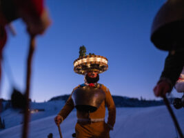 Urnäsch, Hundwil, Appenzell Ausserrhoden, Schweiz, 13 Januar 2024 - Silvesterchlausen, Brauchtum, eine Gruppe verkleideter Männer ziehen singend von Bauernhof zu Hof. Silvester Chlaus.
