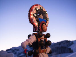 Urnäsch, Hundwil, Appenzell Ausserrhoden, Schweiz, 13 Januar 2024 - Silvesterchlausen, Brauchtum, eine Gruppe verkleideter Männer ziehen singend von Bauernhof zu Hof. Silvester Chlaus.