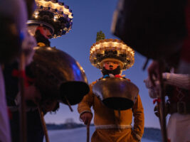 Urnäsch, Hundwil, Appenzell Ausserrhoden, Schweiz, 13 Januar 2024 - Silvesterchlausen, Brauchtum, eine Gruppe verkleideter Männer ziehen singend von Bauernhof zu Hof. Silvester Chlaus.