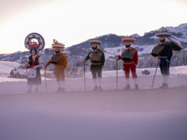 Urnäsch, Hundwil, Appenzell Ausserrhoden, Schweiz, 13 Januar 2024 - Silvesterchlausen, Brauchtum, eine Gruppe verkleideter Männer ziehen singend von Bauernhof zu Hof. Silvester Chlaus.