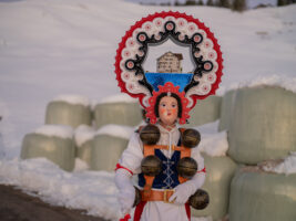 Urnäsch, Hundwil, Appenzell Ausserrhoden, Schweiz, 13 Januar 2024 - Silvesterchlausen, Brauchtum, eine Gruppe verkleideter Männer ziehen singend von Bauernhof zu Hof. Silvester Chlaus.