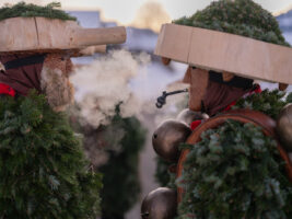Urnäsch, Hundwil, Appenzell Ausserrhoden, Schweiz, 13 Januar 2024 - Silvesterchlausen, Brauchtum, eine Gruppe verkleideter Männer ziehen singend von Bauernhof zu Hof. Silvester Chlaus.