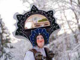 Urnäsch, Hundwil, Appenzell Ausserrhoden, Schweiz, 13 Januar 2024 - Silvesterchlausen, Brauchtum, eine Gruppe verkleideter Männer ziehen singend von Bauernhof zu Hof. Silvester Chlaus.