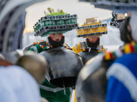 Urnäsch, Hundwil, Appenzell Ausserrhoden, Schweiz, 13 Januar 2024 - Silvesterchlausen, Brauchtum, eine Gruppe verkleideter Männer ziehen singend von Bauernhof zu Hof. Silvester Chlaus.