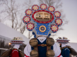Urnäsch, Hundwil, Appenzell Ausserrhoden, Schweiz, 13 Januar 2024 - Silvesterchlausen, Brauchtum, eine Gruppe verkleideter Männer ziehen singend von Bauernhof zu Hof. Silvester Chlaus.